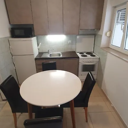 1 شقة